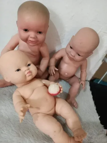 Lote com três bonecas estilo reborn 
