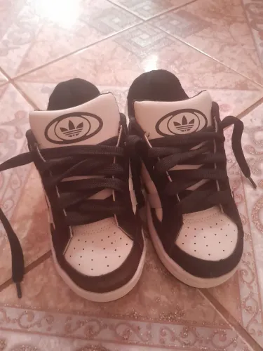Tênis Adidas 