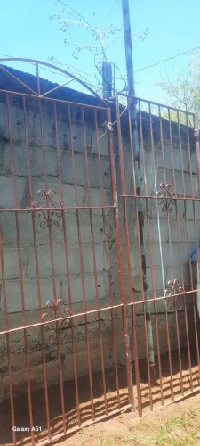 Portas de ferro uma colonial outra quadrada 300  cada uma pra vender hoje  