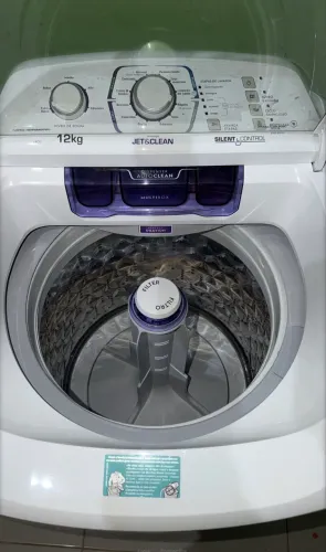 Vendo essa máquina de lavar de 12 kg funcionando perfeitamente