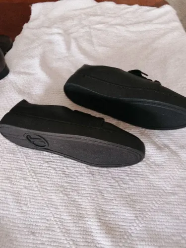 Estou vendendo esses sapatos tds com a mesma numeração número 36.