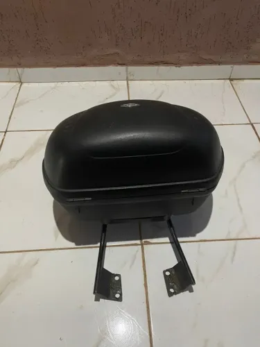 Baú Givi com Suporte de Motos 150