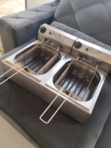 Fritadeira elétrica 2 bojos 5 litros cada um marca Venâncio funcionando perfeitamente