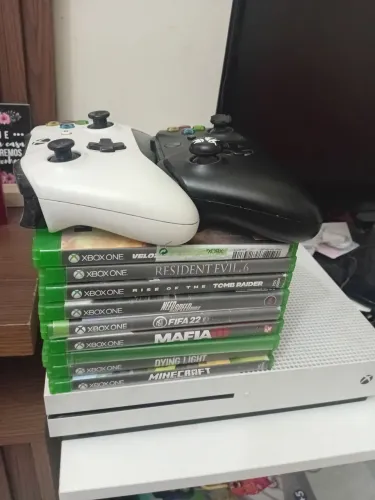 Vendo Xbox one s 2 controles 