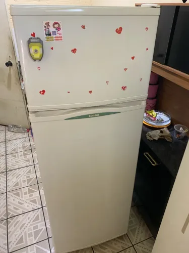 Vende-se uma geladeira