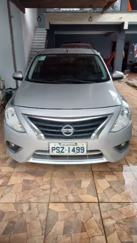 Vendo com urgência Nissan versa 