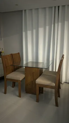 Mesa de Jantar em Madeira Maciça e Vidro + 4 Cadeiras
