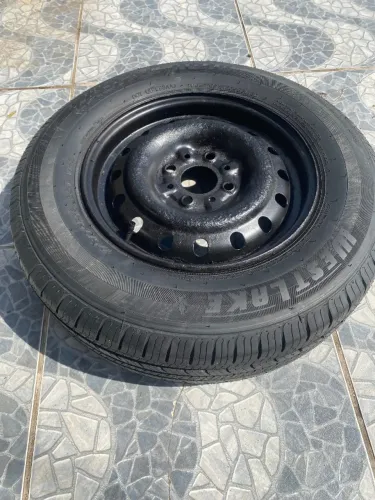 Pneu 13 novo montado 