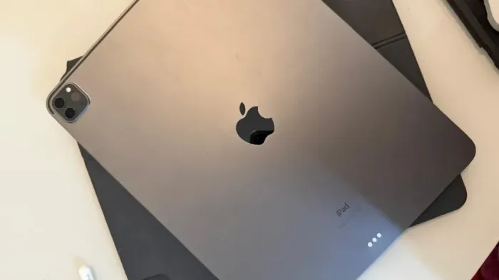 iPad PRO M1 (5Gen) 12.9 256Gb + Keybord + Pencil + acessorios + brinde