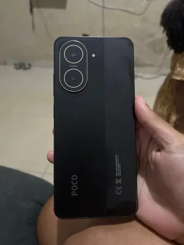 Vendo Poco c71, Preto com pequeno dano na tela 