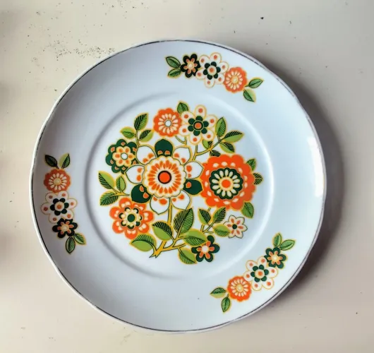 Prato de porcelana da marca Real
