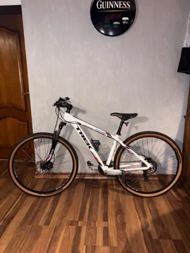 Bicicleta Trek Marlin 6 Aro 29 24v Freio a Disco