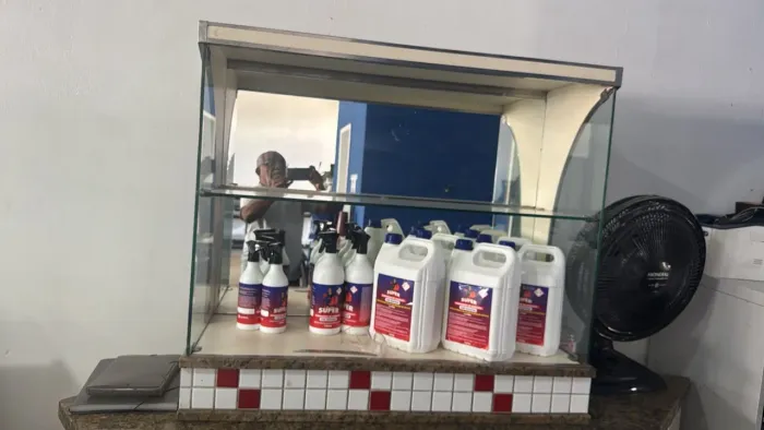 Vitrine espelhada 1.mt com prateleira 