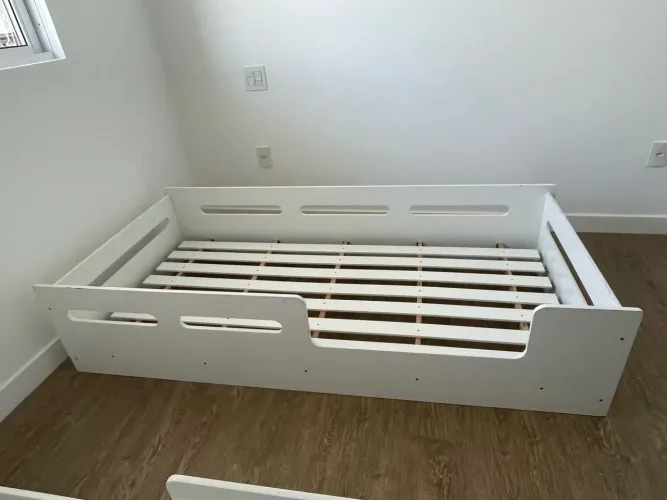 Cama montessoriana com estrado reforçado e grades