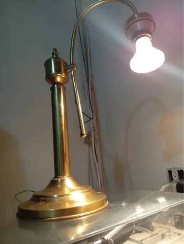 Abajur luminária em metal dorado em ótimo estado e funcionamento