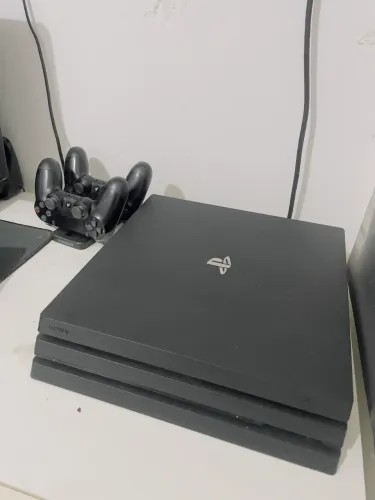 PlayStation 4 PRO praticamente novo sem avarias.