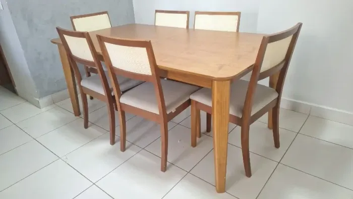 Linda Mesa de jantar retangular com 6 cadeiras. Seminova, muito firme e forte. Madeira