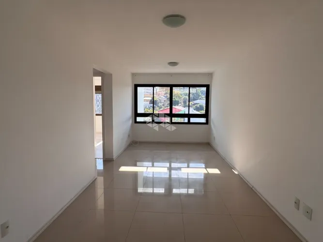 Apartamento com dois quartos, churrasqueira e box, no Jardim do Salso