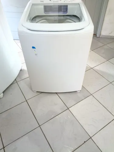 Vendo uma máquina de lavar roupa 13 quilos da Electrolux Seme nova 1200