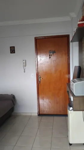 Vendo ou Alugo - Apto de 1/4 mobiliado c/ sacada no Centro