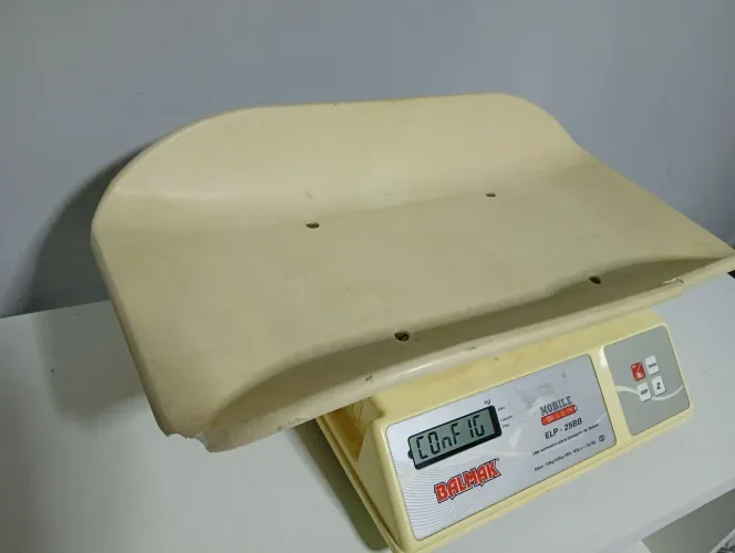 Balança pediátrica com pequenas avarias na plataforma ,mas funcionando perfeitamente 