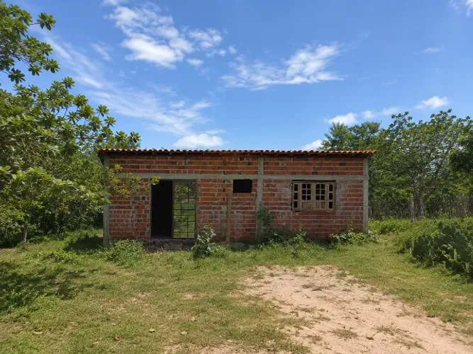 ? Vende-se Terreno com Casa - Excelente Oportunidade! Terreno com 4 lotes de 10m x 30m,