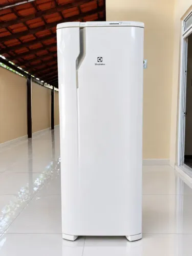 Geladeira Electrolux 340 L frost free todo original gelando muito