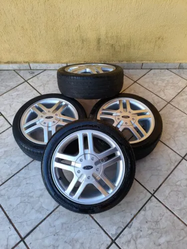 Rodas Focus aro 15 4x108 Recém pintadas, pneus 195/45/15, Não Aceito trocas, leia o anúnci