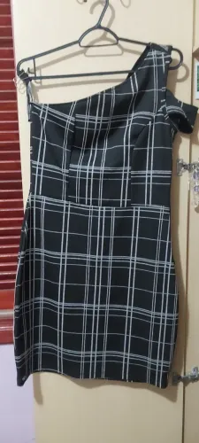 Vestido preto ombro único