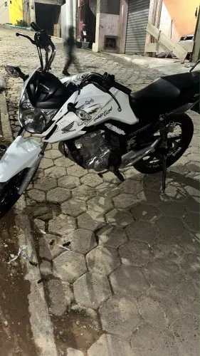 Moto nova só pagar as multas e o ipva que vira o ano ela tem 3 mil 