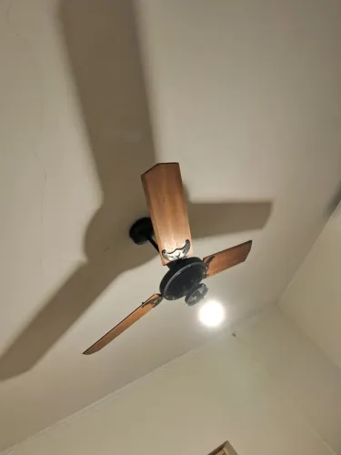 2 VENTILADORES DE TETO. Em bom estado e prontos para uso.