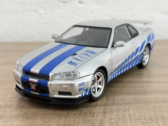 Miniatura Nissan Skyline GT-R R34 1:24 som e luz - Novo
