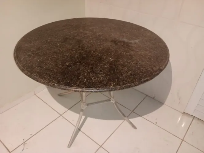 Mesa de granito com 4 cadeiras