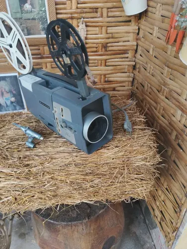Projetor de filmes analógico Chinon c100