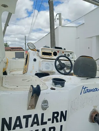 Lancha motor com problema