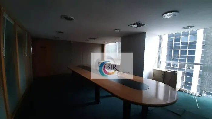 Edifício comercial com 878,32 m² de área útil, em vão livre, ar condicionado central indiv