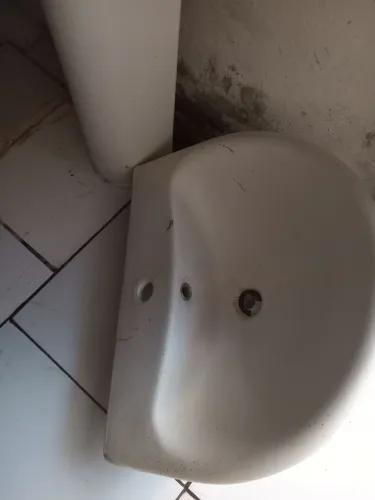 Pia de banheiro com o pe