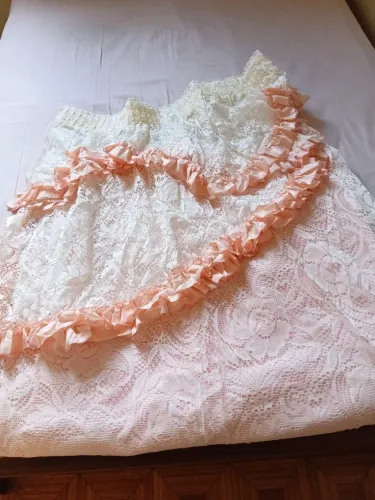 KIT DUAS CORTINAS DE TRILHO NA COR ROSA SALMÃO COM RENDA E BABADO.