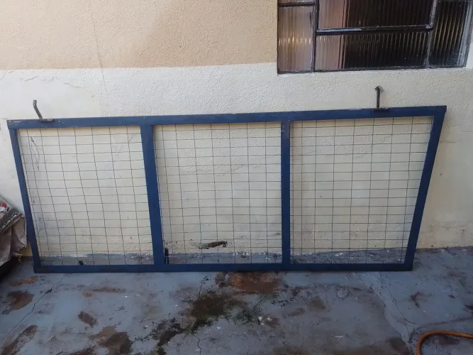 Porta de aço telada de 2,40X0,96.