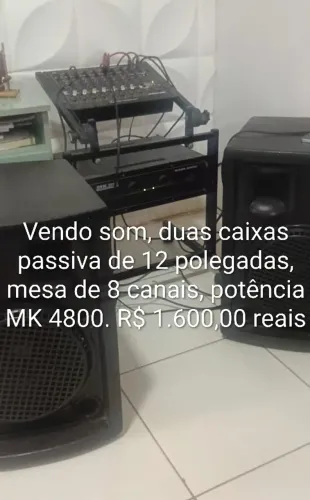 Som com duas caixas acústicas, uma mesa de som de 8 canais, uma potência.