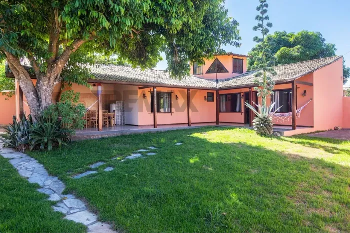 Casa à venda com amplo terreno arborizado próxima à Ponta do Pai Vitório