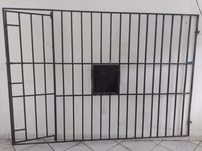 Vendo portão de ferro para comércio poor 550 reais avista 
