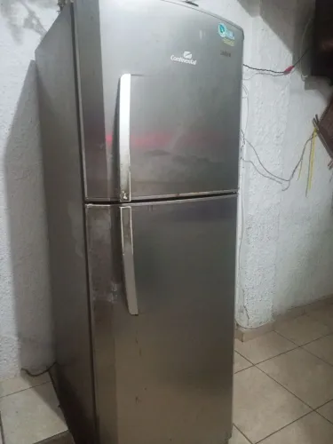 Geladeira duplex usada com pequeno defeito .