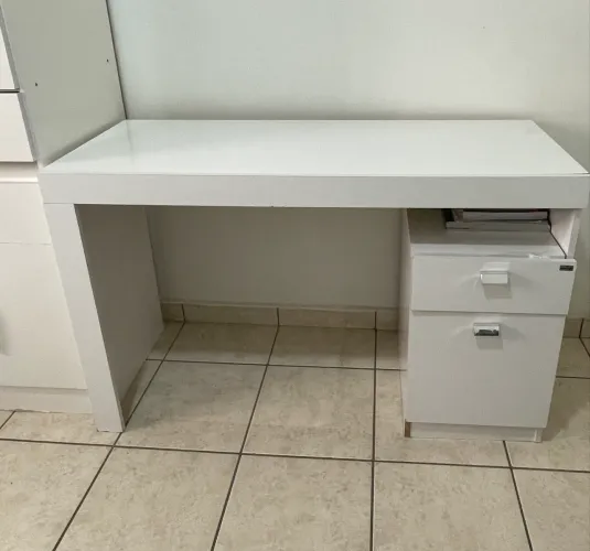 Mesinha de estudos / escrivaninha branca