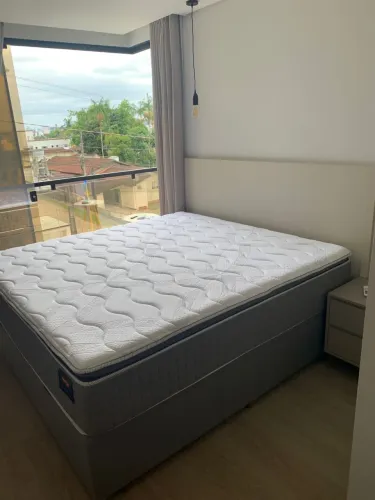 Cama King Size com base baú