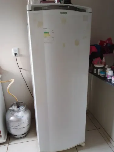Geladeira consul quebra galho barato a desapegar,gela muito funcionando perfeitamente.