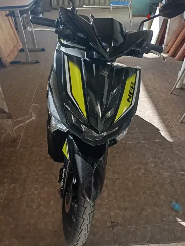 Moto Neo preta com verde automática