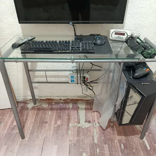 Mesa de computador de vidro
