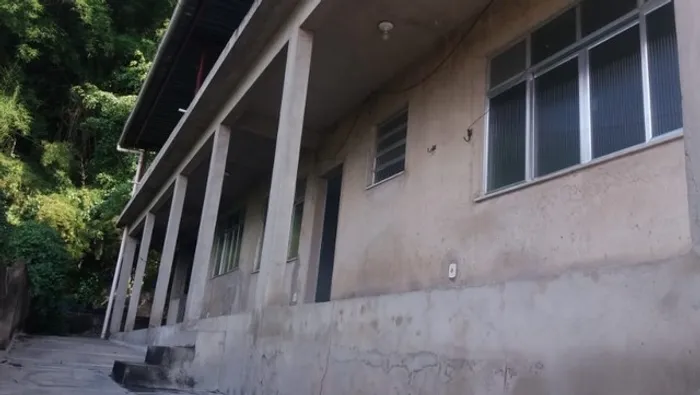 2 casas mesmo terreno rua fechada pelo preço de uma - Zé Garoto - São Gonçalo - RJ