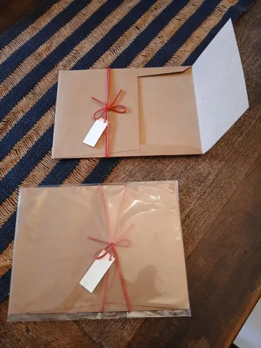 Envelopes Kraft com barbante encerado,mini cartão,embalados 1 a 1 em plástico.